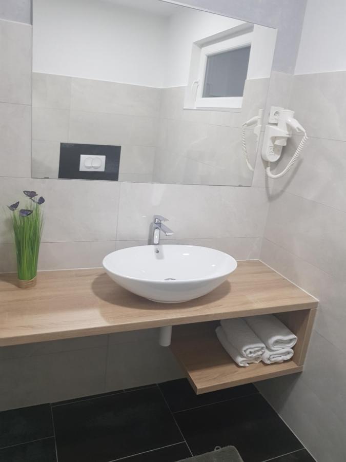 Rooms Vanteo Korenica Luaran gambar